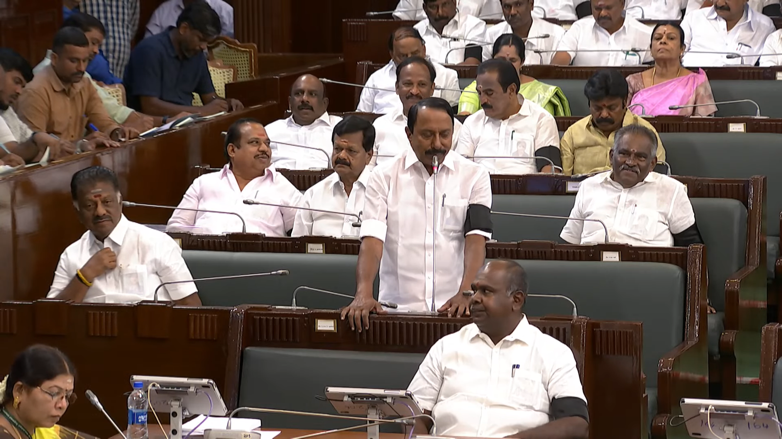 கருப்பு பேட்ஜ் அணிந்து வந்த அதிமுகவினர்