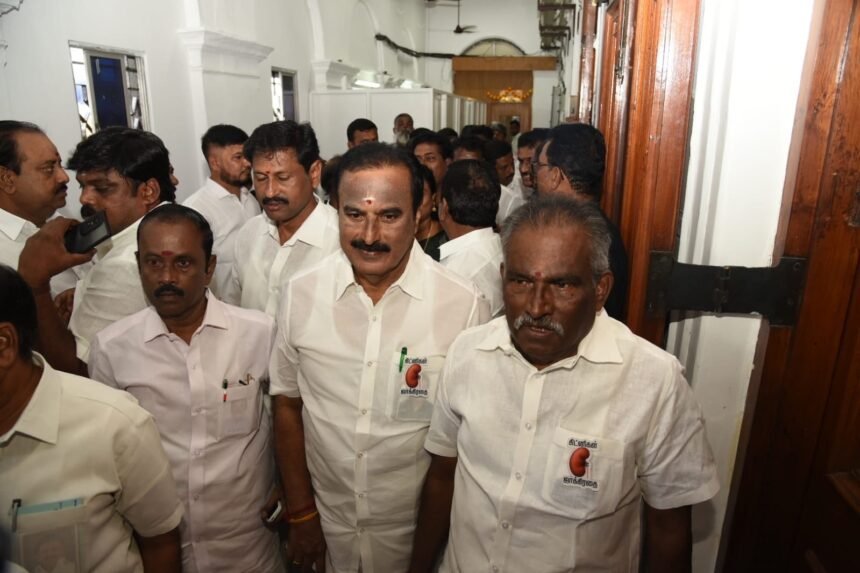 அதிமுக உறுப்பினர்கள்