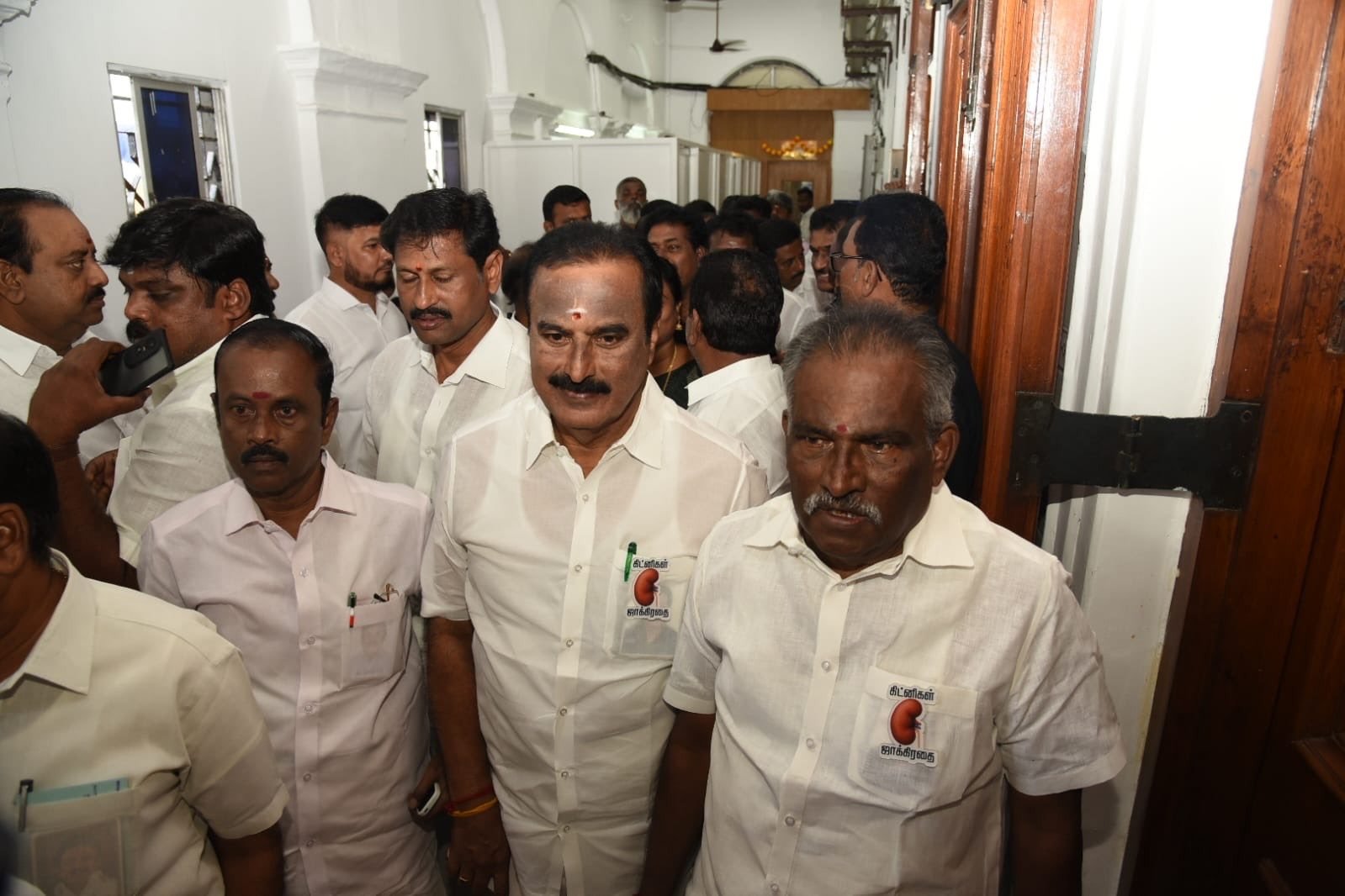 அதிமுக உறுப்பினர்கள்