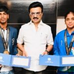 தமிழக வீரர்கள் அபினேஷ் மோகன்தாஸ், கார்த்திகா ரமேஷ்.