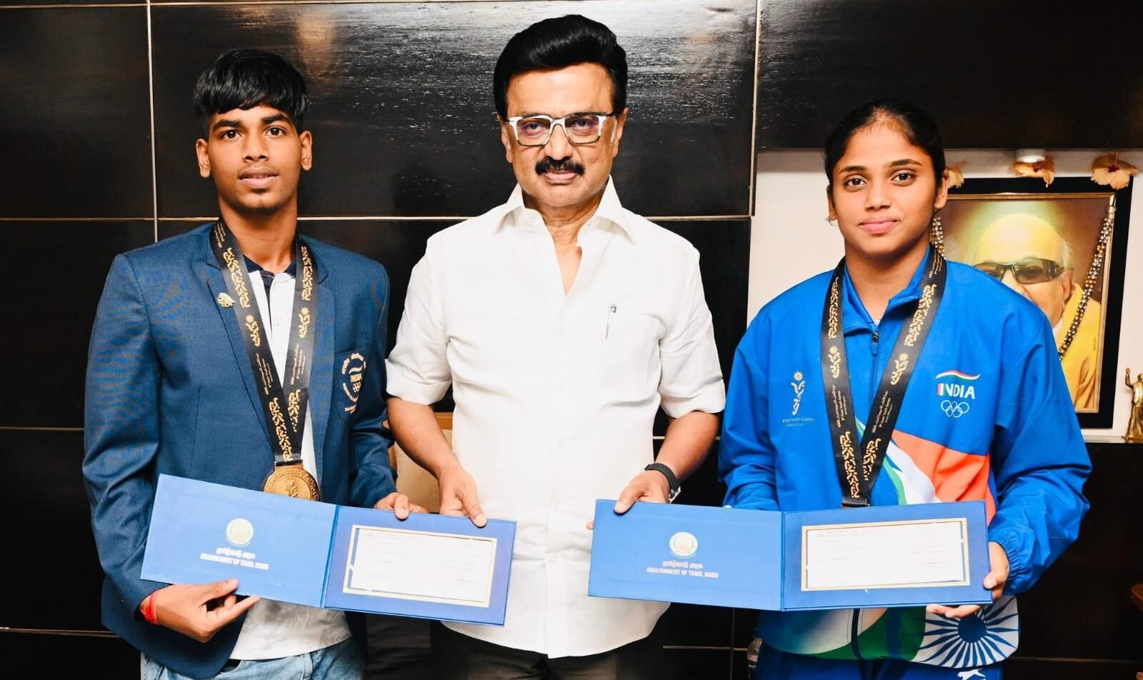 தமிழக வீரர்கள் அபினேஷ் மோகன்தாஸ், கார்த்திகா ரமேஷ்.