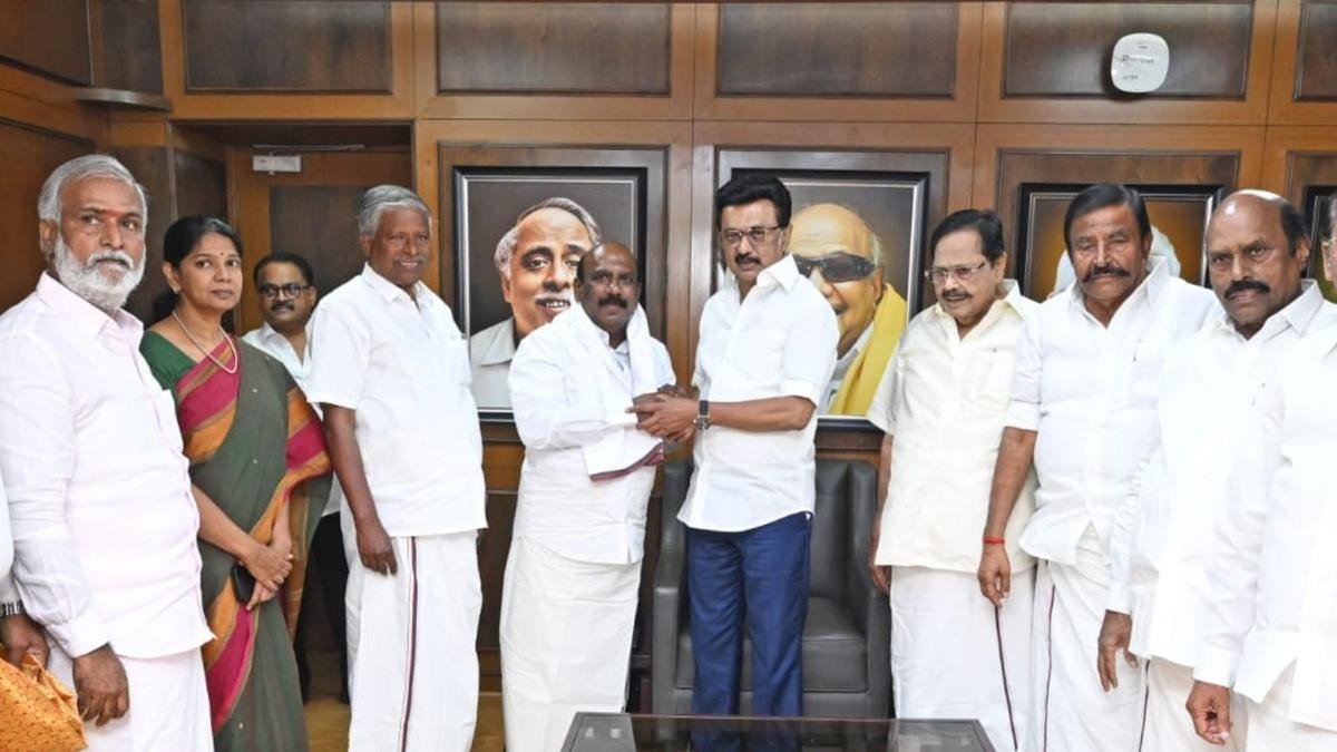 ஆலங்குளம் அதிமுக எம்எல்ஏ மனோஜ் பாண்டியன் திமுகவில் இணைந்தார்; பாஜகவின்  கிளைகழமாக அதிமுக செயல்படுகிறது என விமர்சனம்!.