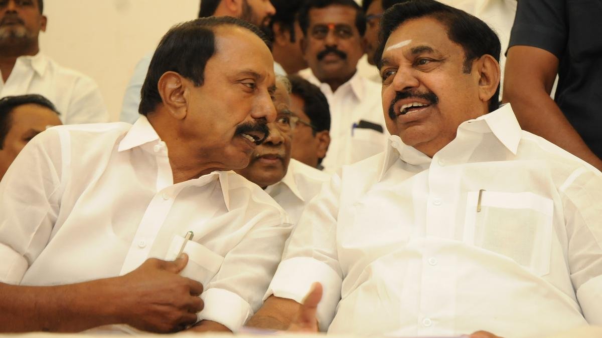 “அதிமுக உடைந்துவிடக்கூடாது என்பதற்காக எனக்கு வந்த  வாய்ப்புகளை விட்டுக் கொடுத்தேன்” – செங்கோட்டையன் பேட்டி!.